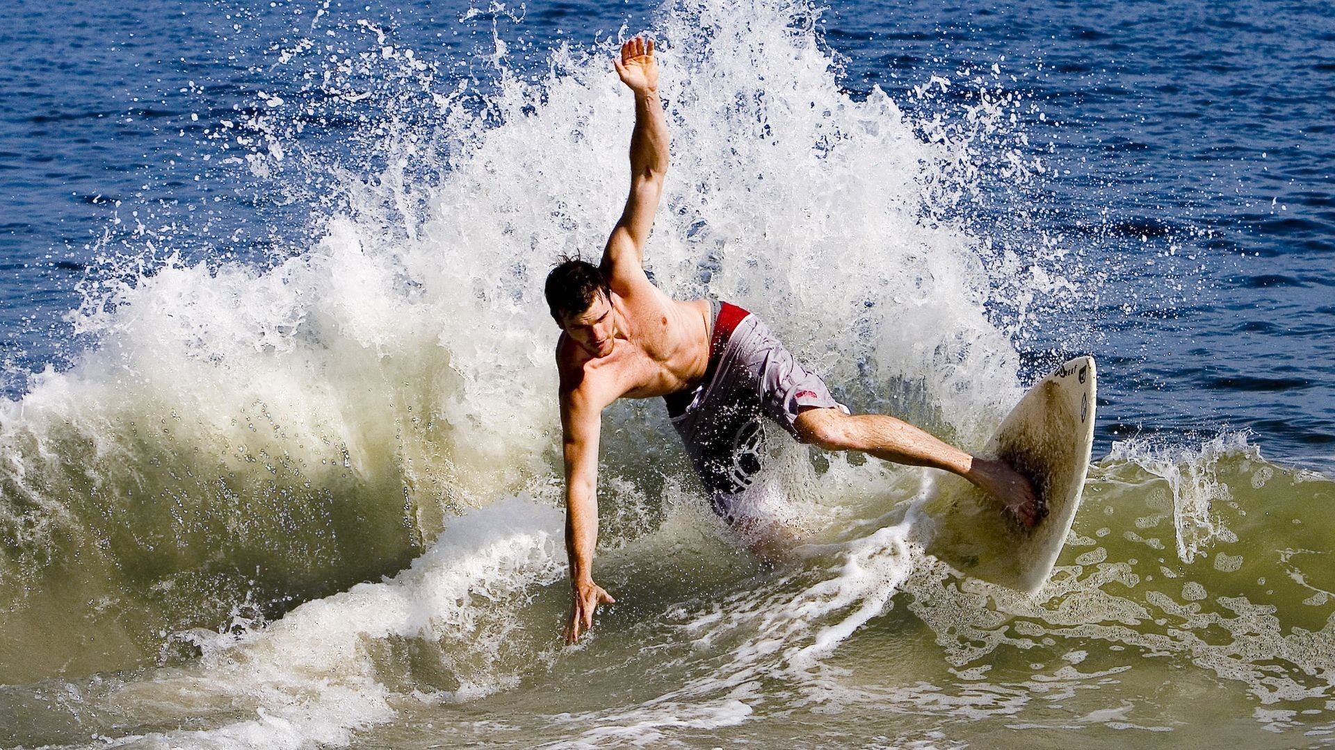 霍勒迪与字母哥默契十足挡拆无解，霍勒迪詹姆斯